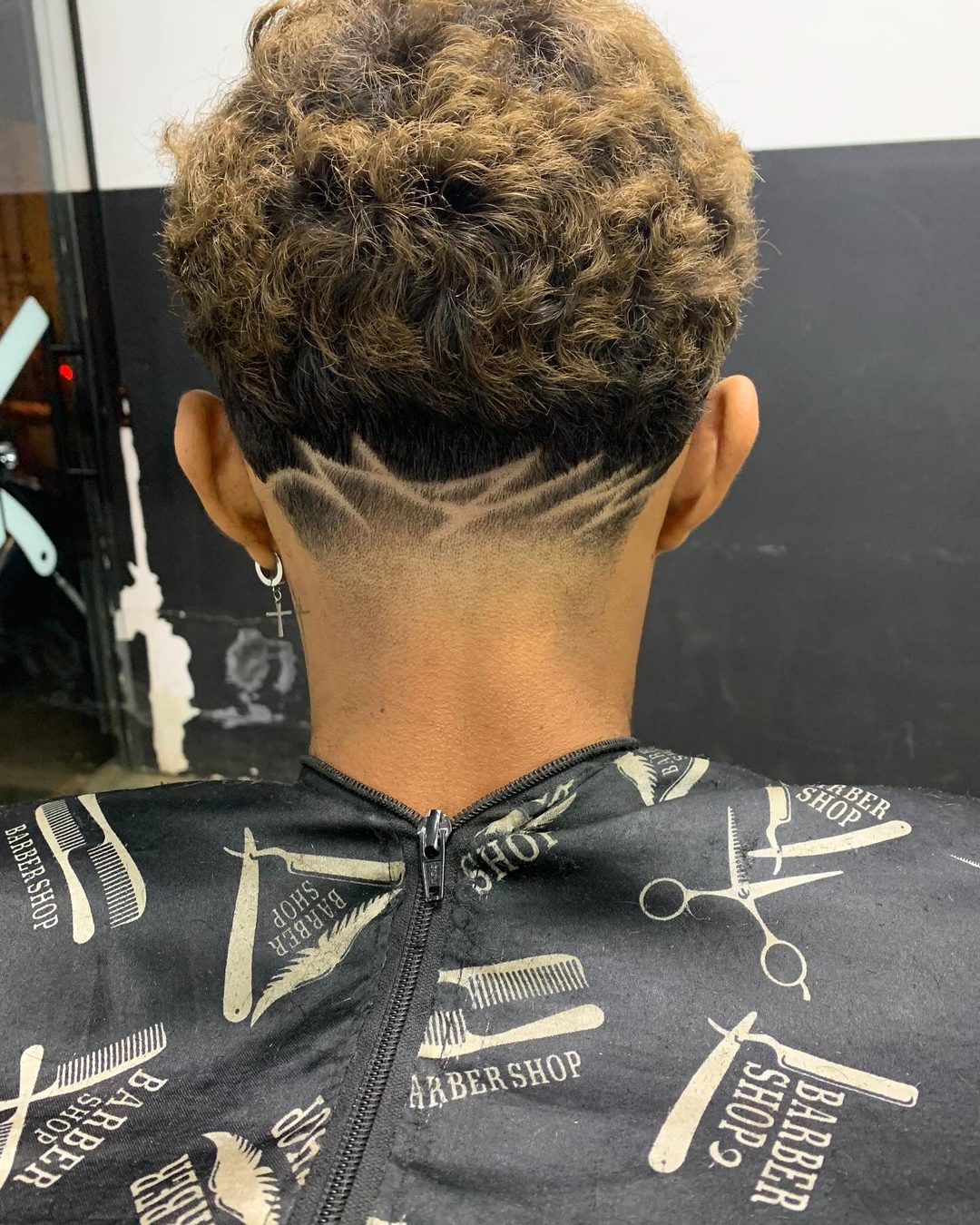 Desenho na nuca com capa da THG Barbershop