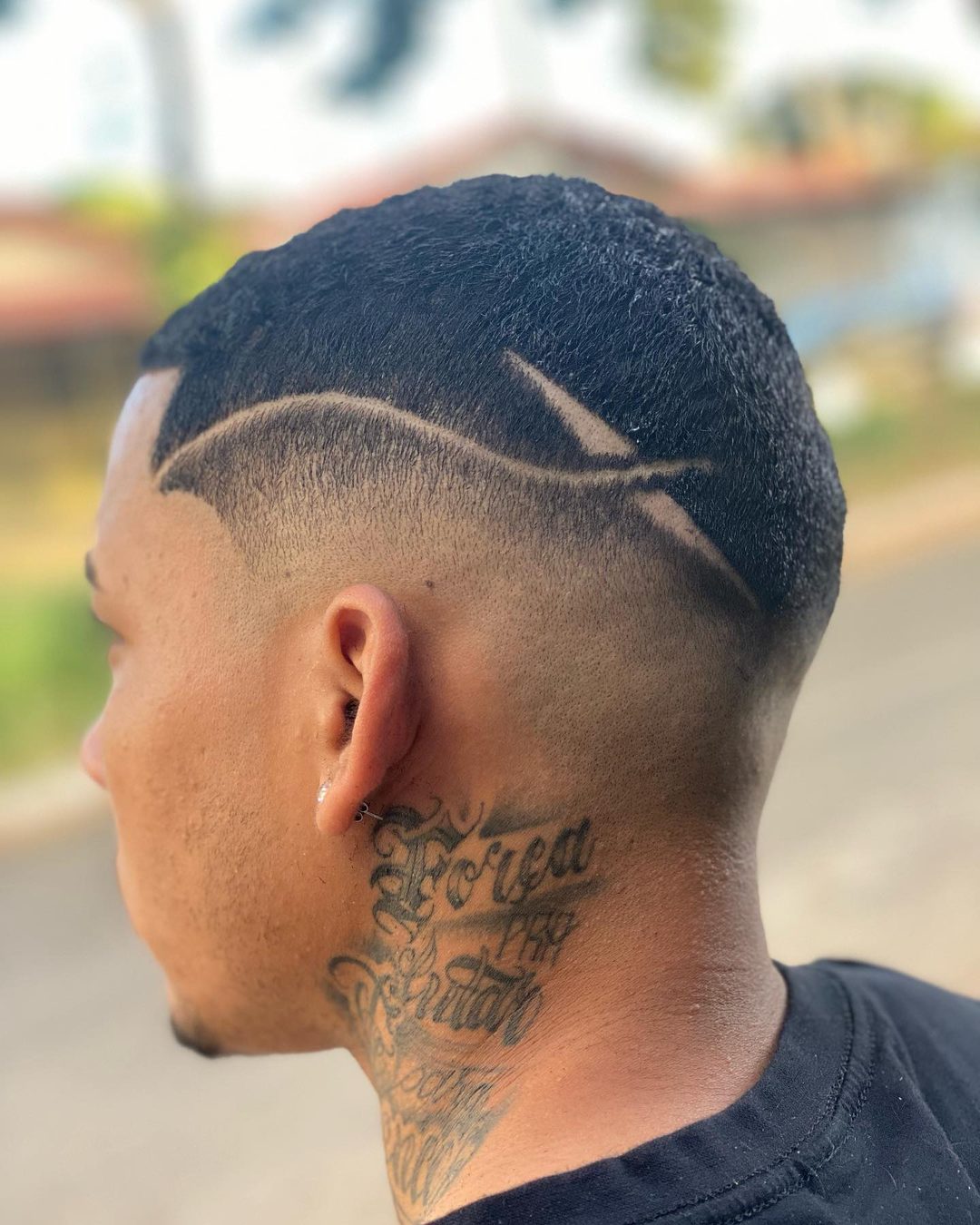 Degradê com risco e tatuagem no pescoço