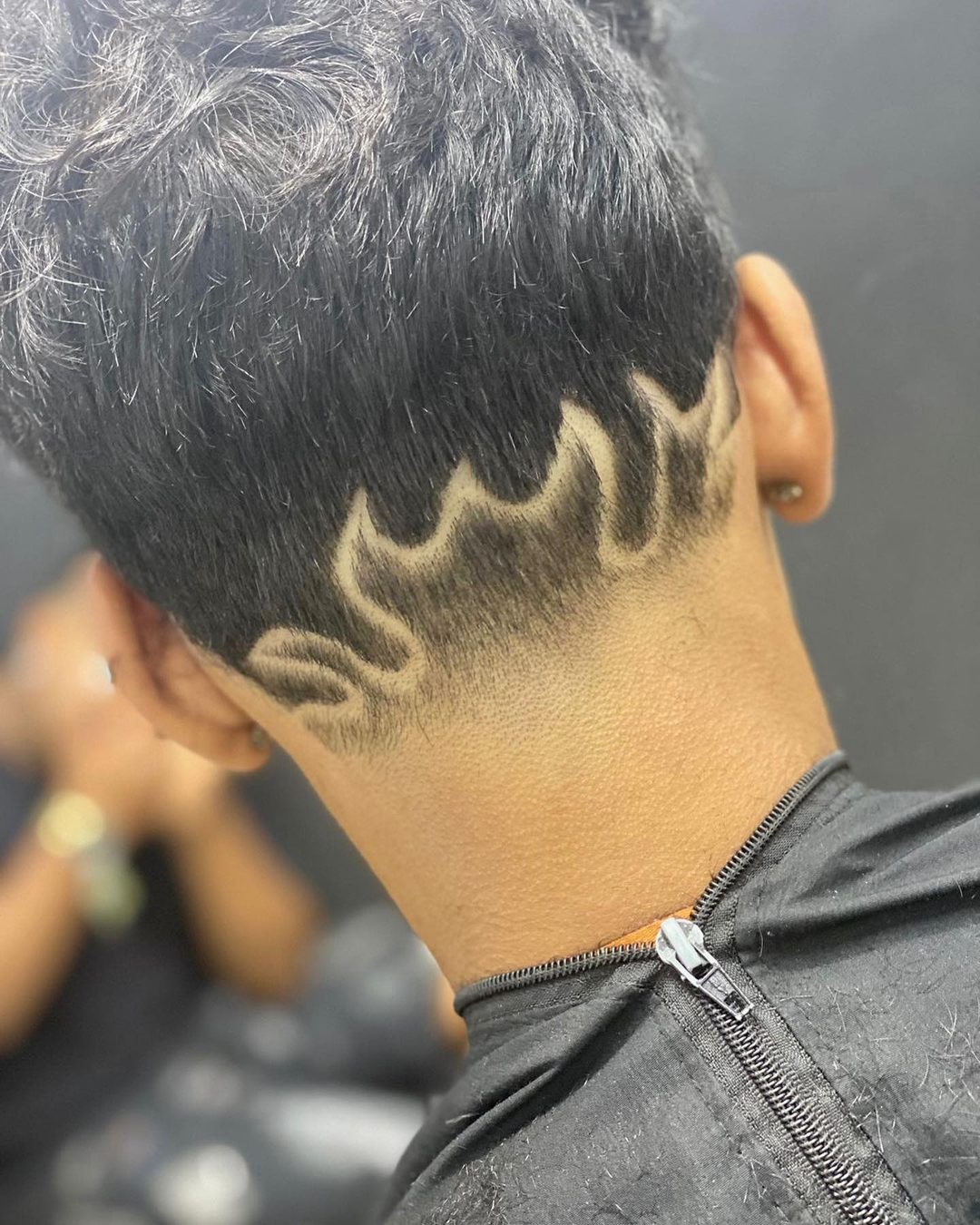 Desenho em forma de chamas na nuca